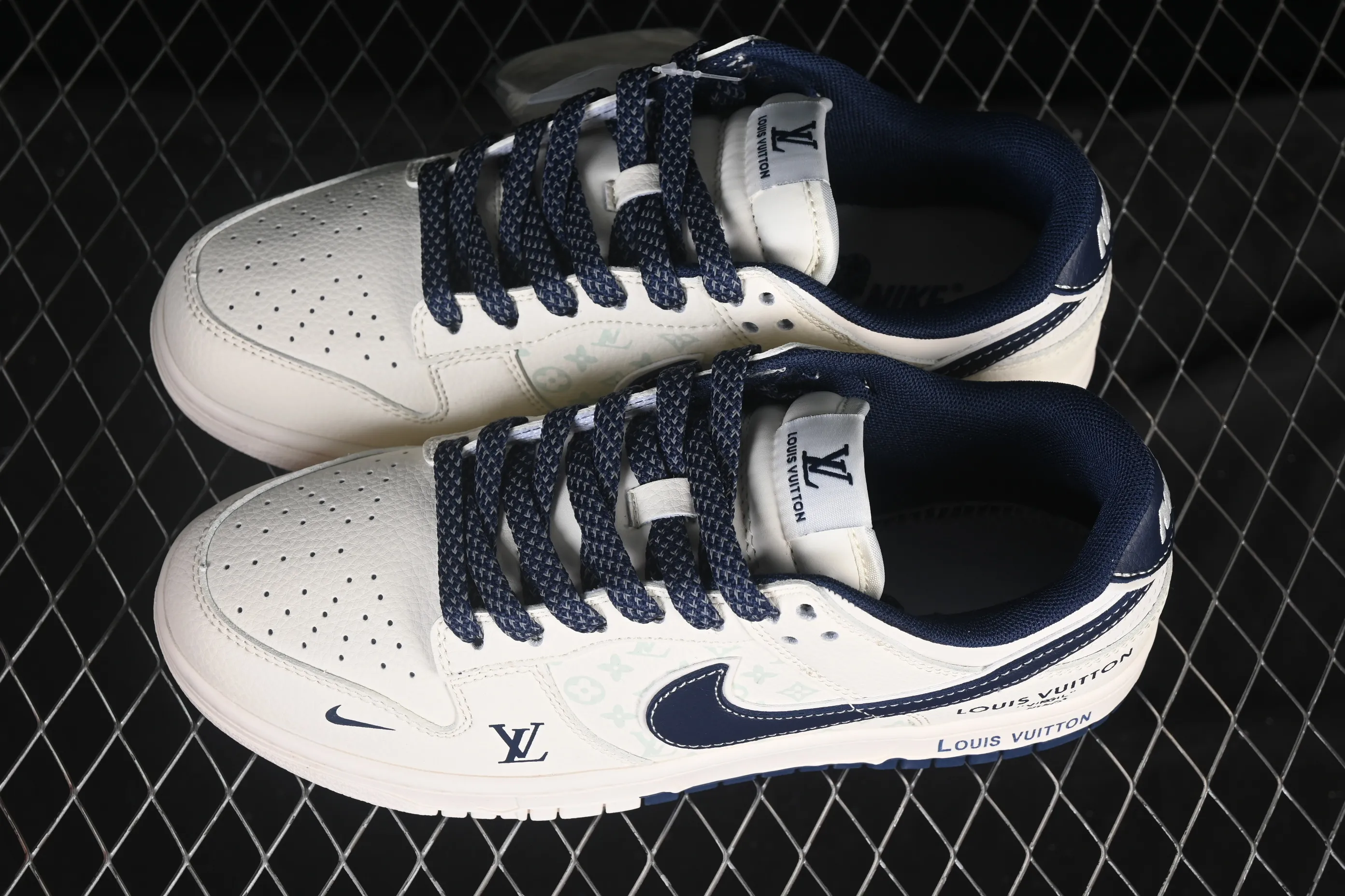 All Categories Nk SB Dunk Series Nk SB Dunk Low High-end Customized Low-top Shoes Nike SB Dunk Low LV Co-branded Beige Print Anniversary High-end Customized Low-top Casual Shoes HT5088-610